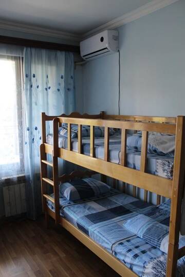 Кровать в общем 8-местном номере для мужчин и женщин в  Arm Hostel